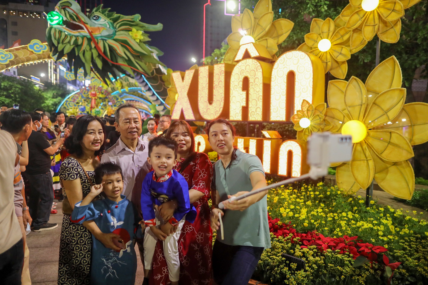 19h10, người dân, du khách bắt đầu đổ dồn về khu vực đường hoa Nguyễn Huệ, sân khấu nghệ thuật phía trước UBND TPHCM để vui chơi, xem trình diễn các tiết mục nghệ thuật mừng xuân. Ảnh: Duy Anh 19h10, người dân, du khách bắt đầu đổ dồn về khu vực đường hoa Nguyễn Huệ, sân khấu nghệ thuật phía trước UBND TPHCM để vui chơi, xem trình diễn các tiết mục nghệ thuật mừng xuân. Ảnh: Duy Anh