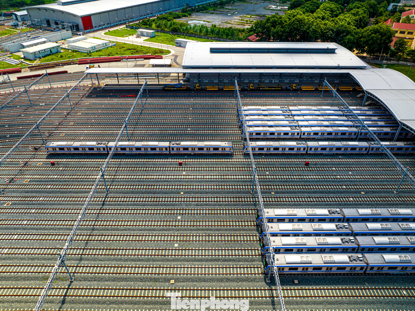 Ban Quản lý đường sắt đô thị TPHCM cho biết tuyến metro số 1 đã hoàn thành 100% khối lượng xây dựng. Các công việc còn lại vẫn đang được tập trung giải quyết để giữ đúng kế hoạch ngày 22/12 chạy chính thức.