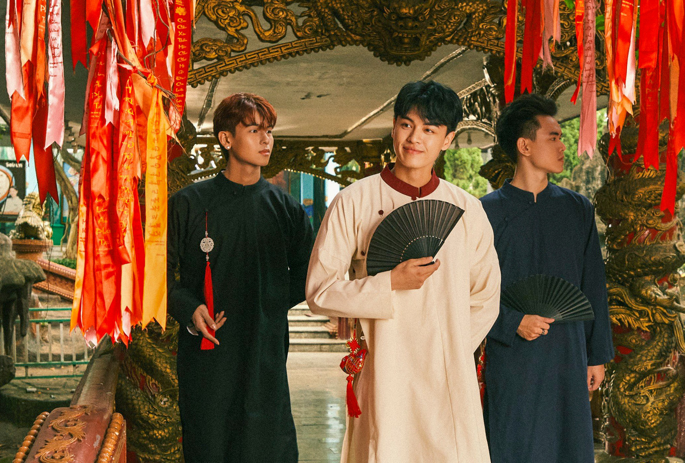 Nhiều bạn trẻ xúng xính những bộ áo dài đến địa điểm này check-in.