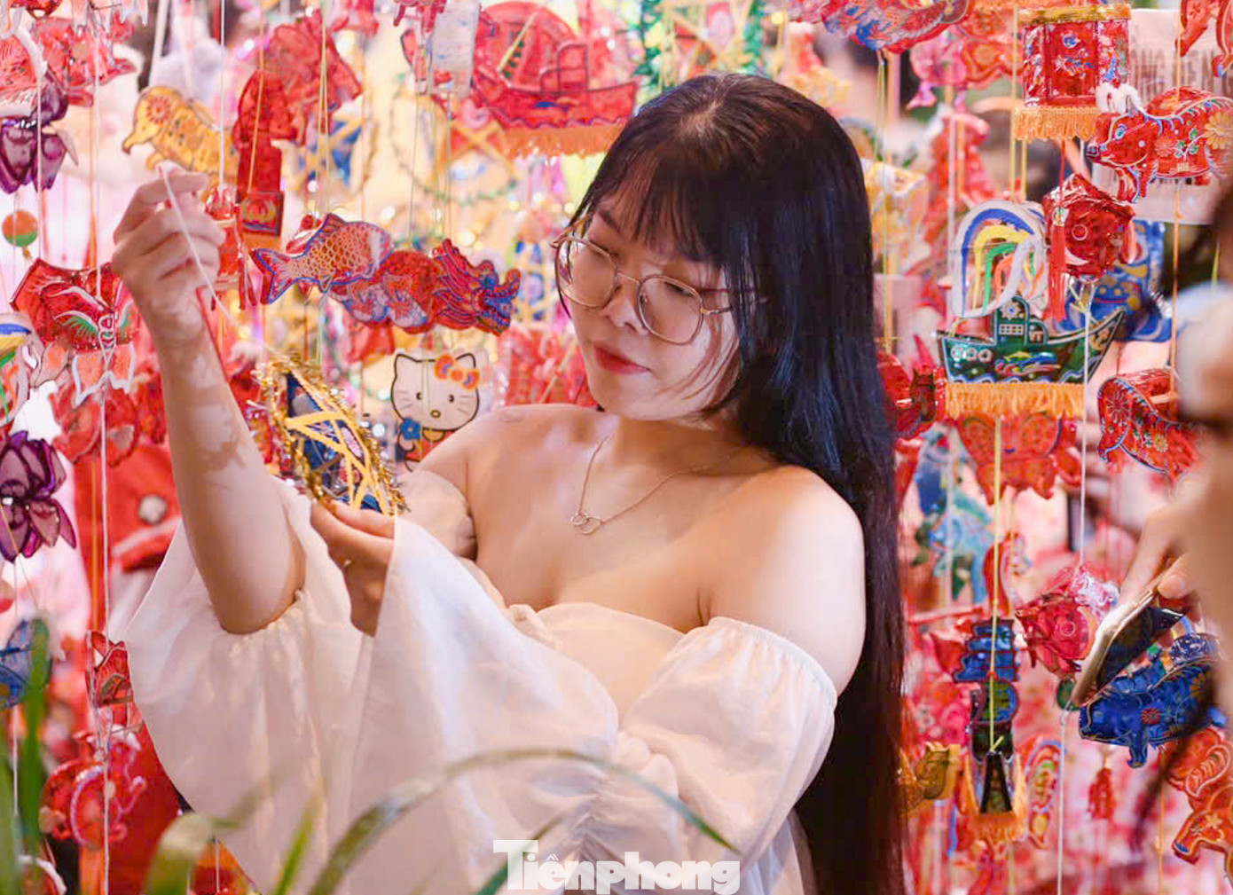 Mai Ngọc (25 tuổi) bộc bạch: "Lần đầu tiên đến đây chơi, mình rất hào hứng. Biết là khoảng thời gian này ở đây rất đông nên mình đã cố đi từ sớm. Đèn lồng ở đây rất đẹp và nhiều mẫu mã nhưng để chụp được tấm ảnh đẹp thì hơi khó". Mai Ngọc (25 tuổi) bộc bạch: "Lần đầu tiên đến đây chơi, mình rất hào hứng. Biết là khoảng thời gian này ở đây rất đông nên mình đã cố đi từ sớm. Đèn lồng ở đây rất đẹp và nhiều mẫu mã nhưng để chụp được tấm ảnh đẹp thì hơi khó".