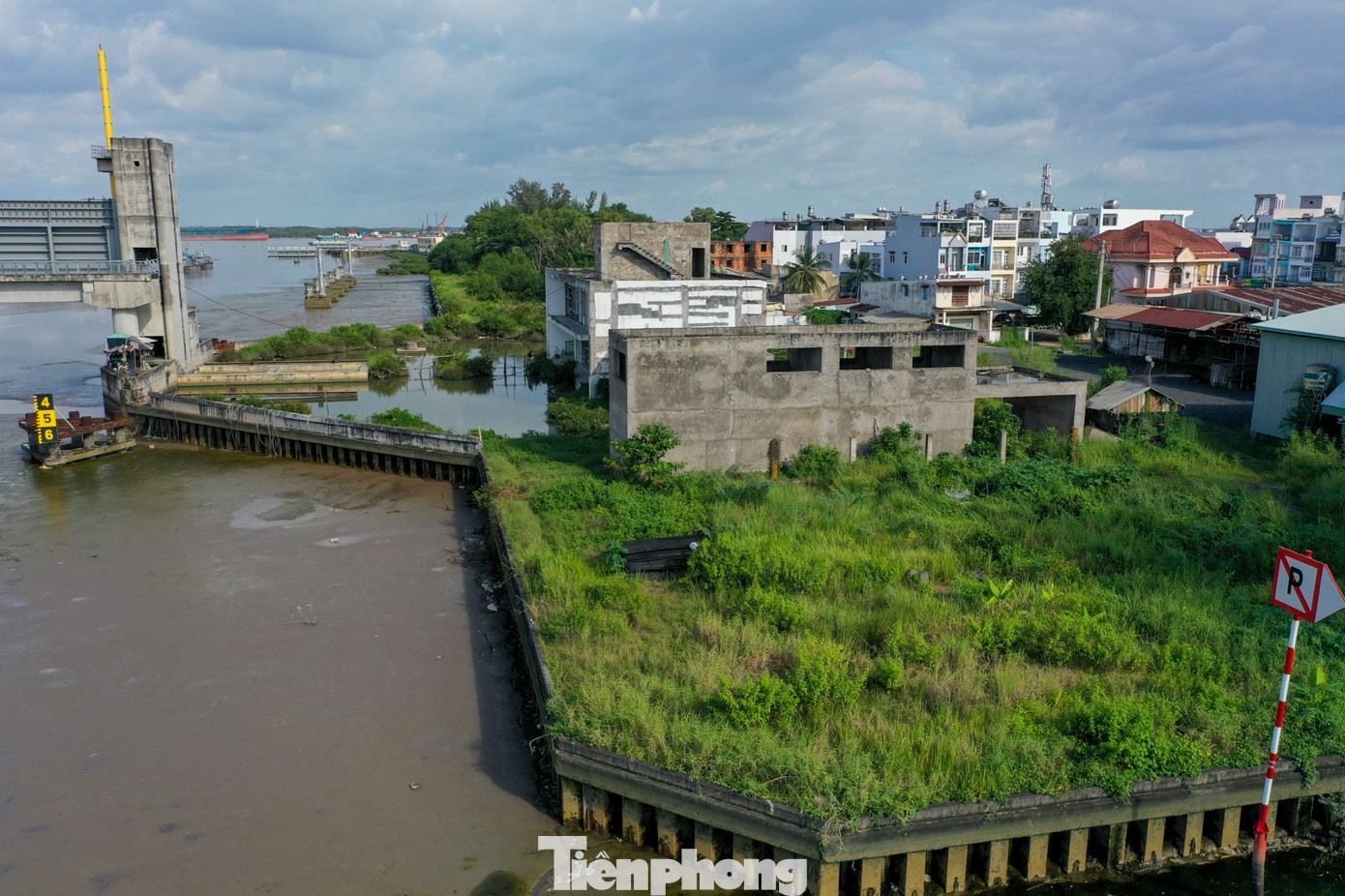 Giữa năm 2018, chủ đầu tư thông báo tạm ngừng thi công khi đã hoàn thành khoảng 70% do chưa được chính quyền thành phố ký xác nhận khối lượng thi công hoàn thành làm cơ sở để ngân hàng tiếp tục giải ngân.