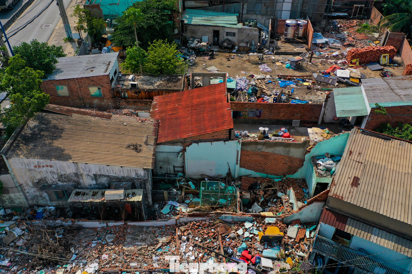 Hiện còn khoảng hơn 100 căn nhà ở khu vực giải tỏa chưa được phá dỡ. Các hộ dân vẫn sinh sống bình thường tại đây, chờ được phân nơi tái định cư mới. Hiện còn khoảng hơn 100 căn nhà ở khu vực giải tỏa chưa được phá dỡ. Các hộ dân vẫn sinh sống bình thường tại đây, chờ được phân nơi tái định cư mới.