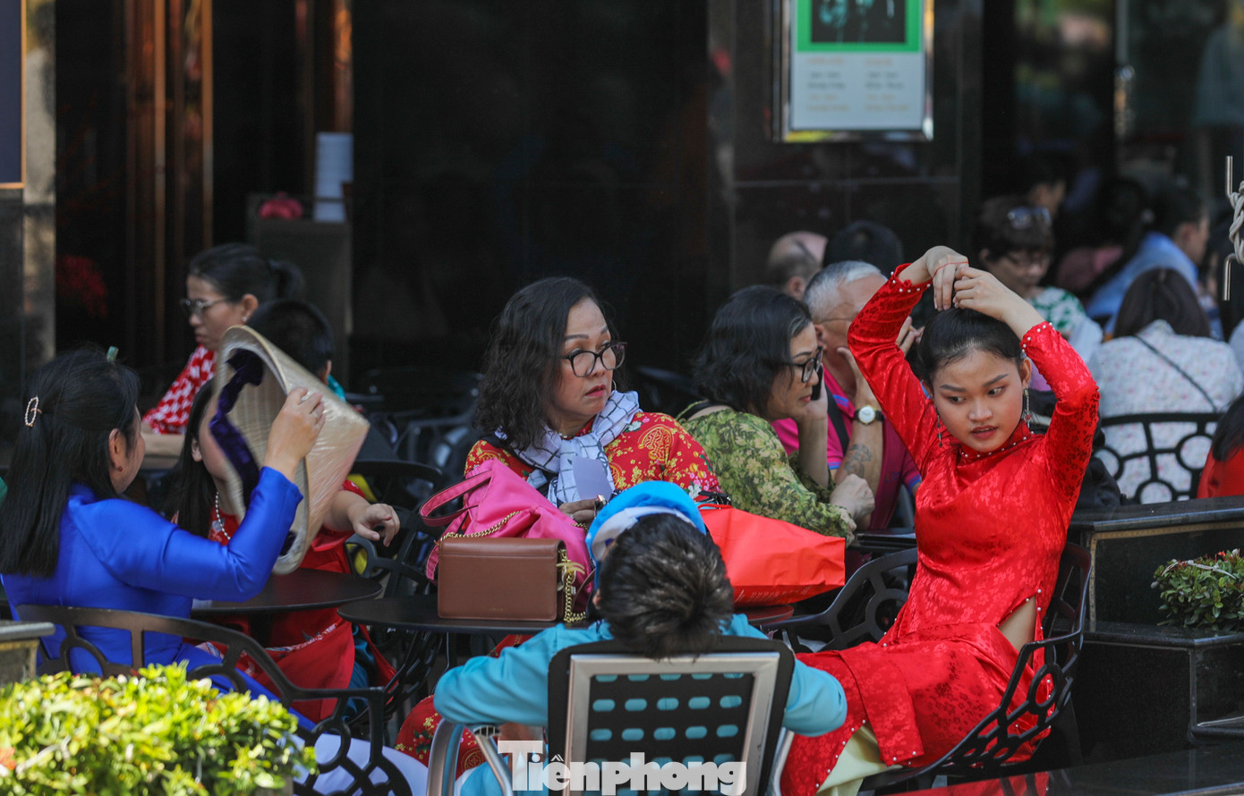 Các cửa hàng kinh doanh đồ uống giải nhiệt chật kín chỗ trong ngày mùng 2 Tết.