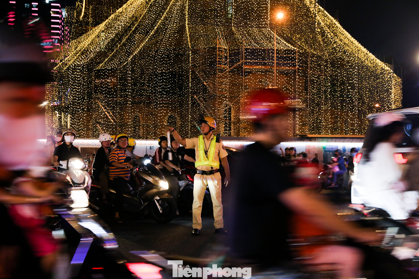 Lực lượng chức năng phải làm việc hết công suất để giải quyết tình trạng kẹt xe.