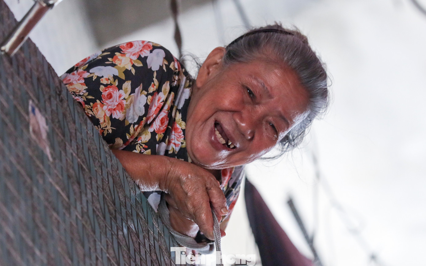 Chủ quán, bà Nguyễn Thanh Hồng (SN 1954, hay còn được gọi với cái tên thân mật là dì Ba). Đứng phía dưới một chung cư cũ, khách ngước lên gọi dì Ba thật lớn. Bà chủ nhìn xuống, nở nụ cười tươi: &quot;Con ăn hủ tiếu gì? Dì Ba làm cho&quot;.