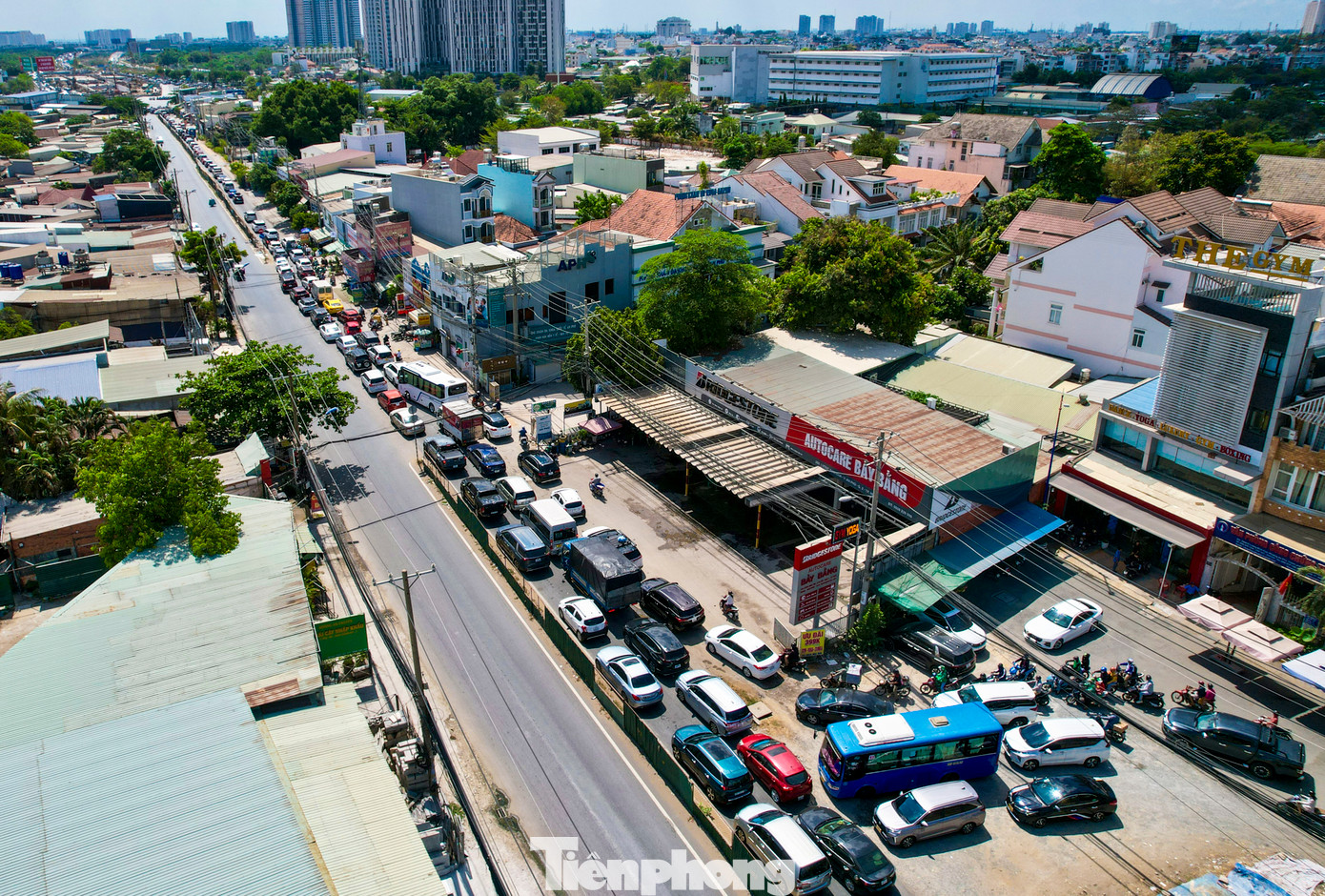 Các tuyến đường hướng về nút giao An Phú như đường Lương Định Của (TP Thủ Đức) cũng bị ùn tắc cục bộ.