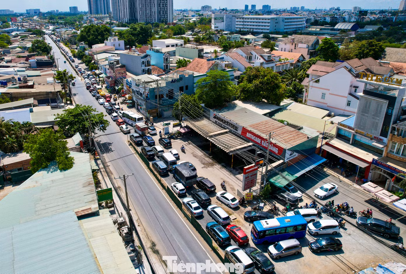 Các tuyến đường hướng về nút giao An Phú như đường Lương Định Của (TP Thủ Đức) cũng bị ùn tắc cục bộ.