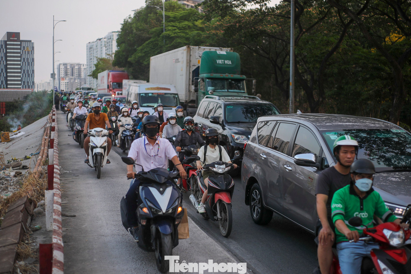 Từ ngày 7/2, nút giao Nguyễn Văn Linh - Nguyễn Hữu Thọ bắt đầu được rào chắn toàn bộ, tạm ngừng cho các phương tiện lưu thông qua khu vực này để thi công các đốt hầm kín.