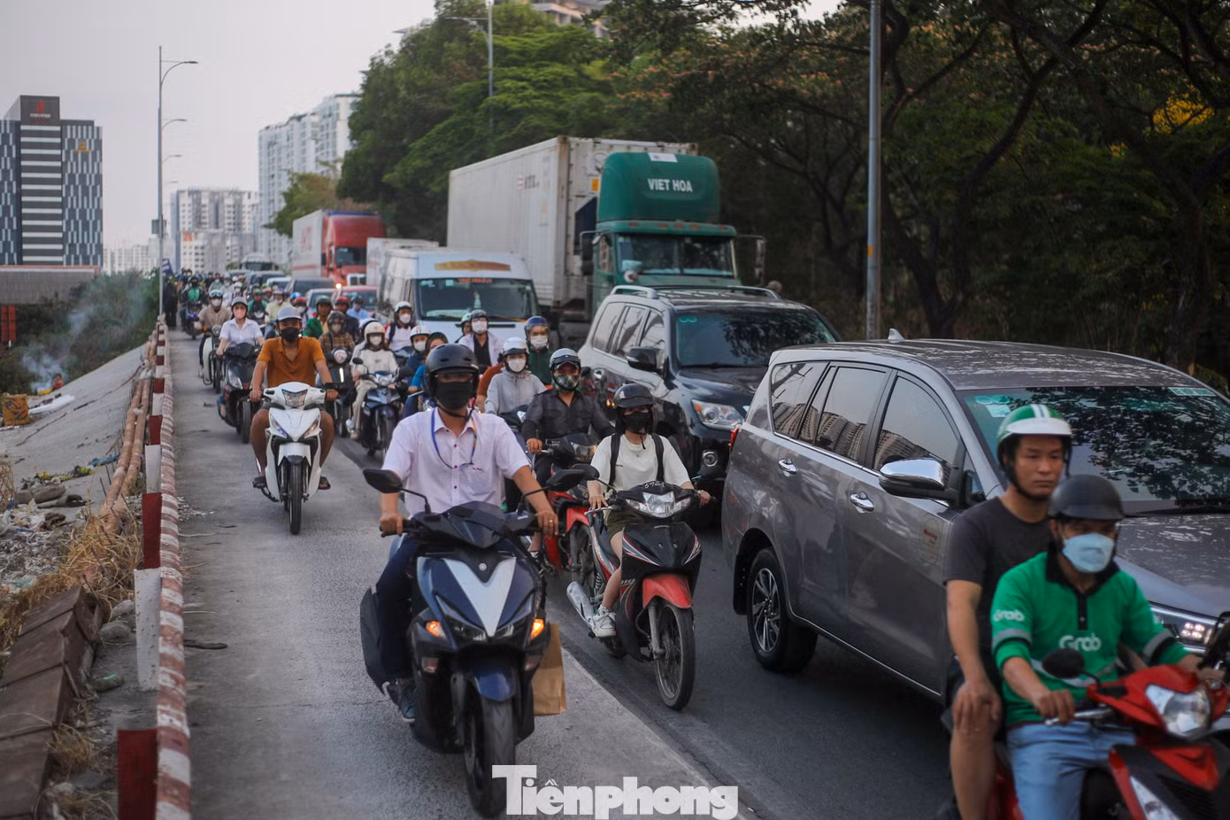 Từ ngày 7/2, nút giao Nguyễn Văn Linh - Nguyễn Hữu Thọ bắt đầu được rào chắn toàn bộ, tạm ngừng cho các phương tiện lưu thông qua khu vực này để thi công các đốt hầm kín. Từ ngày 7/2, nút giao Nguyễn Văn Linh - Nguyễn Hữu Thọ bắt đầu được rào chắn toàn bộ, tạm ngừng cho các phương tiện lưu thông qua khu vực này để thi công các đốt hầm kín.