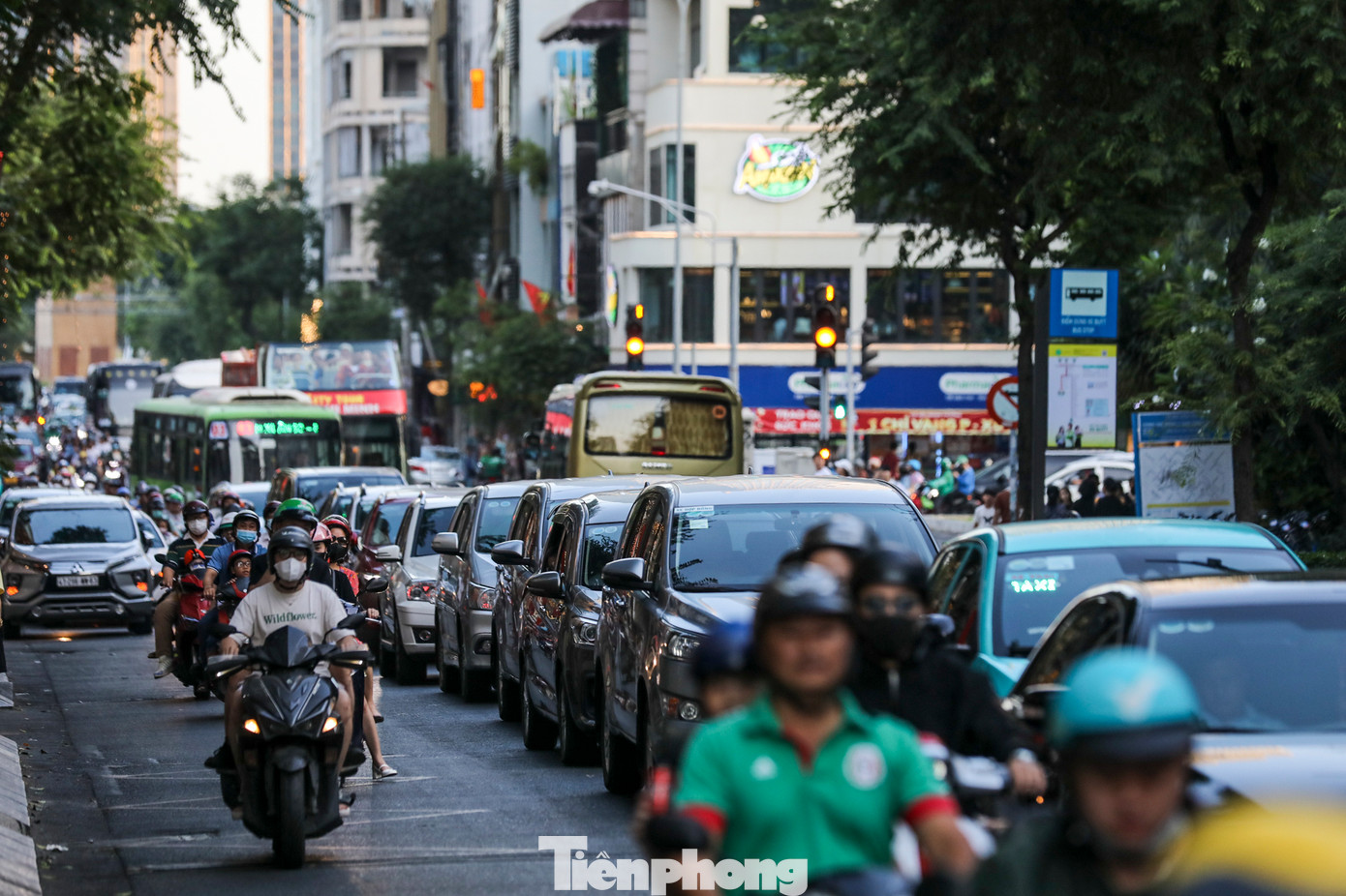 Dòng xe máy và ô tô nối đuôi nhau, ùn ứ nhẹ mỗi khi dừng đèn đỏ trên đường Hai Bà Trưng (quận 1).