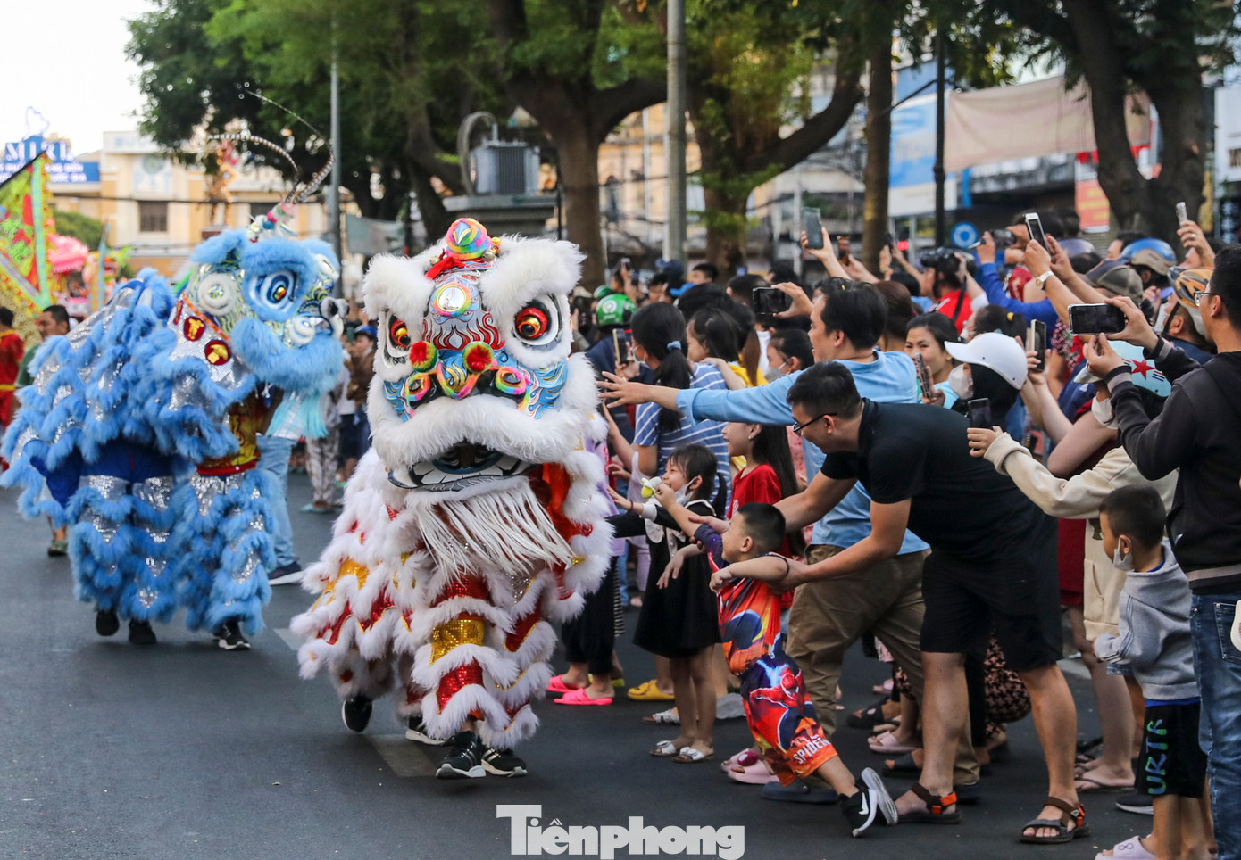 Các em nhỏ thích thú khi được tận mắt chứng kiến màn biểu diễn đặc sắc của các đoàn lân sư rồng.