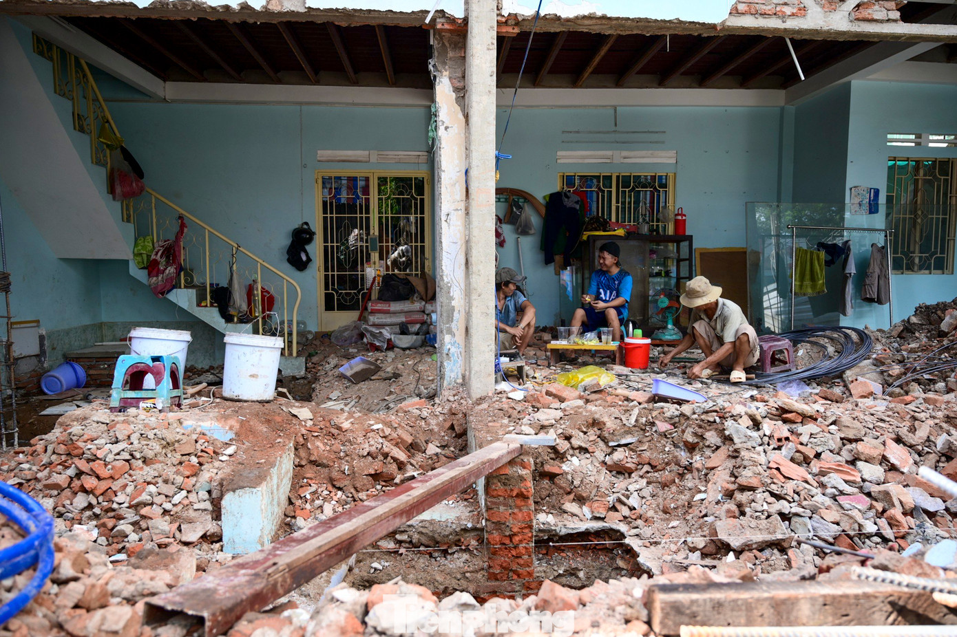 Anh Quang cùng các thợ đang sửa chữa lại một ngôi nhà sau khi đã bị phá dỡ khoảng 2/3 diện tích. &quot;Chủ nhà đã đi ở tạm và chúng tôi nhận thi công sửa chữa, hoàn thiện căn nhà này trong 2 tháng&quot;, anh Quang chia sẻ.