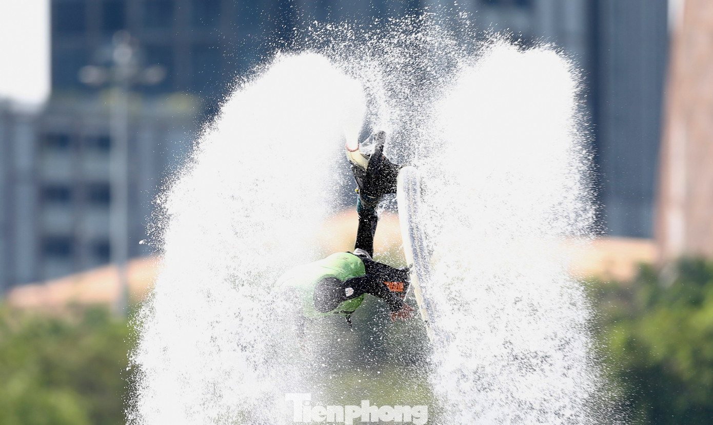 Màn trình diễn bay bằng ván phản lực tạo nên điểm nhấn đặc sắc trong hoạt động diễn ra vào sáng 1/6.