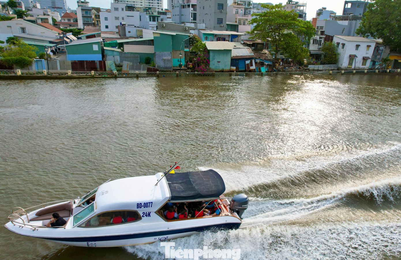 UBND quận Bình Thạnh đã tổ chức di dời, tháo dỡ nhà 15 hộ dân nằm trong phạm vi nguy cơ sạt lở nguy hiểm, đồng thời tiếp tục rào chắn khu vực sụt lún không cho người dân đi lại để đảm bảo an toàn. UBND quận Bình Thạnh đã tổ chức di dời, tháo dỡ nhà 15 hộ dân nằm trong phạm vi nguy cơ sạt lở nguy hiểm, đồng thời tiếp tục rào chắn khu vực sụt lún không cho người dân đi lại để đảm bảo an toàn.