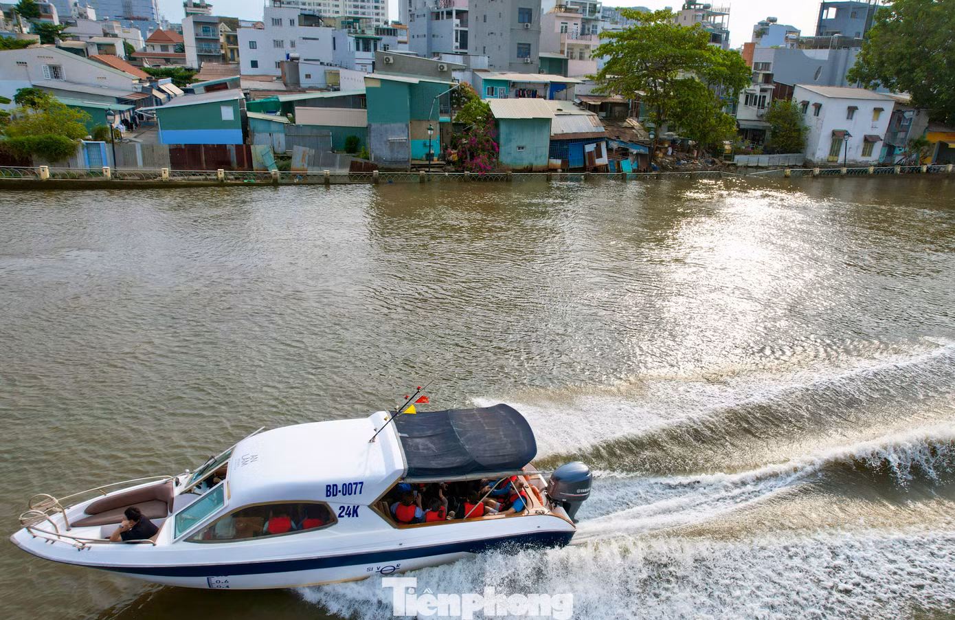 UBND quận Bình Thạnh đã tổ chức di dời, tháo dỡ nhà 15 hộ dân nằm trong phạm vi nguy cơ sạt lở nguy hiểm, đồng thời tiếp tục rào chắn khu vực sụt lún không cho người dân đi lại để đảm bảo an toàn.