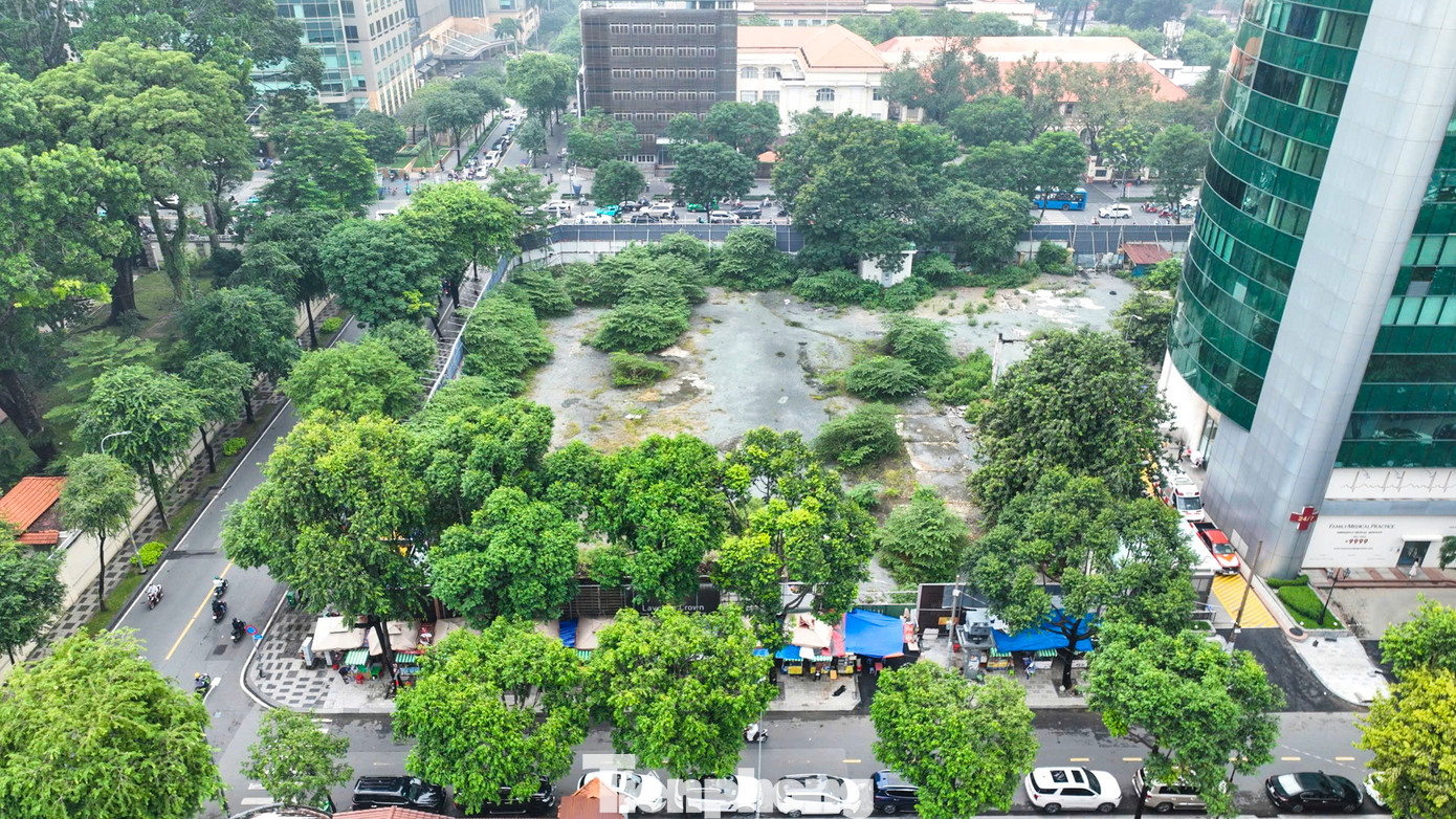 Tuy nhiên, hiện nay vẫn còn nhiều khu đất khác, thậm chí có vị trí đắc địa bị bỏ hoang trong thời gian dài. Trong ảnh là khu đất vàng tại số 8-12 Lê Duẩn (quận 1), với diện tích gần 5.000m2 bị bỏ hoang nhiều năm, chỉ được sử dụng làm bãi giữ xe.