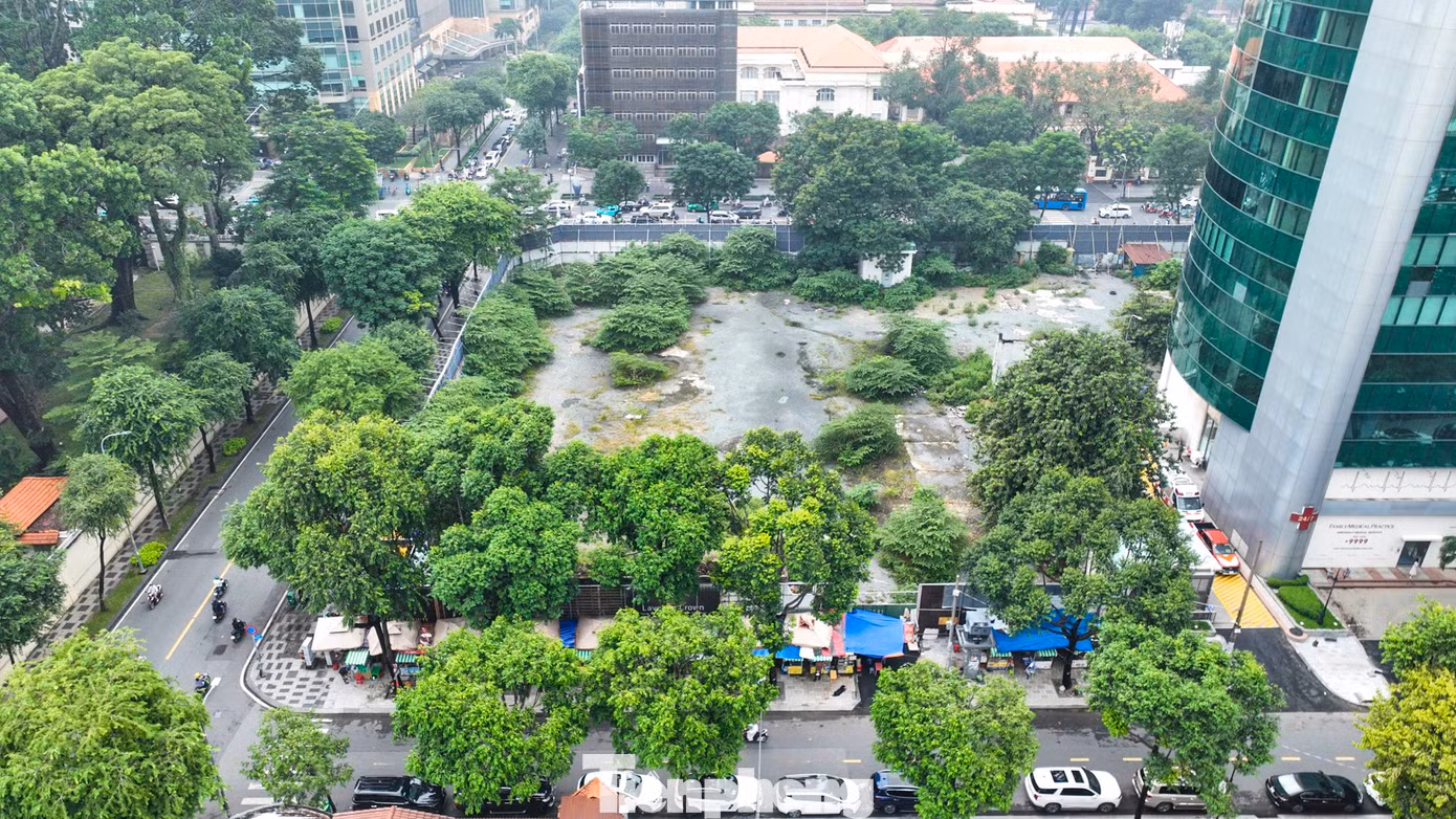 Tuy nhiên, hiện nay vẫn còn nhiều khu đất khác, thậm chí có vị trí đắc địa bị bỏ hoang trong thời gian dài. Trong ảnh là khu đất vàng tại số 8-12 Lê Duẩn (quận 1), với diện tích gần 5.000m2 bị bỏ hoang nhiều năm, chỉ được sử dụng làm bãi giữ xe.