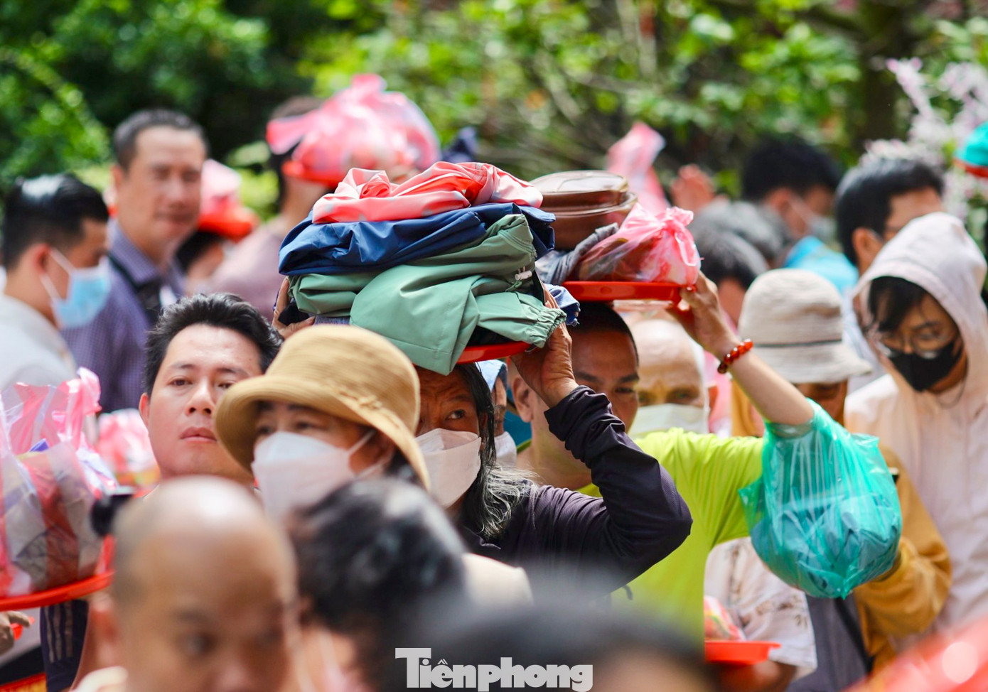 Thời tiết TPHCM những ngày này khá oi bức, nhưng nhiều người vẫn đứng xếp hàng để được vào làm lễ.