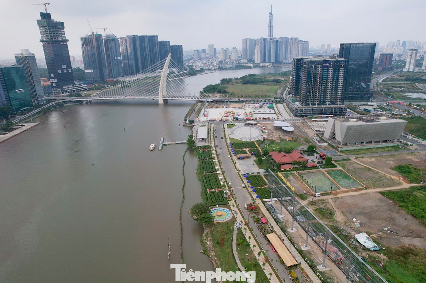 Công viên bờ sông Sài Gòn rộng gần 20 ha - là công viên ven sông lớn nhất TPHCM, được khánh thành cuối tháng 12/2023. Không gian công viên được thiết kế bắt mắt, thân thiện với thiên nhiên, môi trường gồm hơn 200 cây xanh, thảm cỏ, tiểu cảnh, đường dạo, ghế ngồi, hệ thống chiếu sáng nghệ thuật.