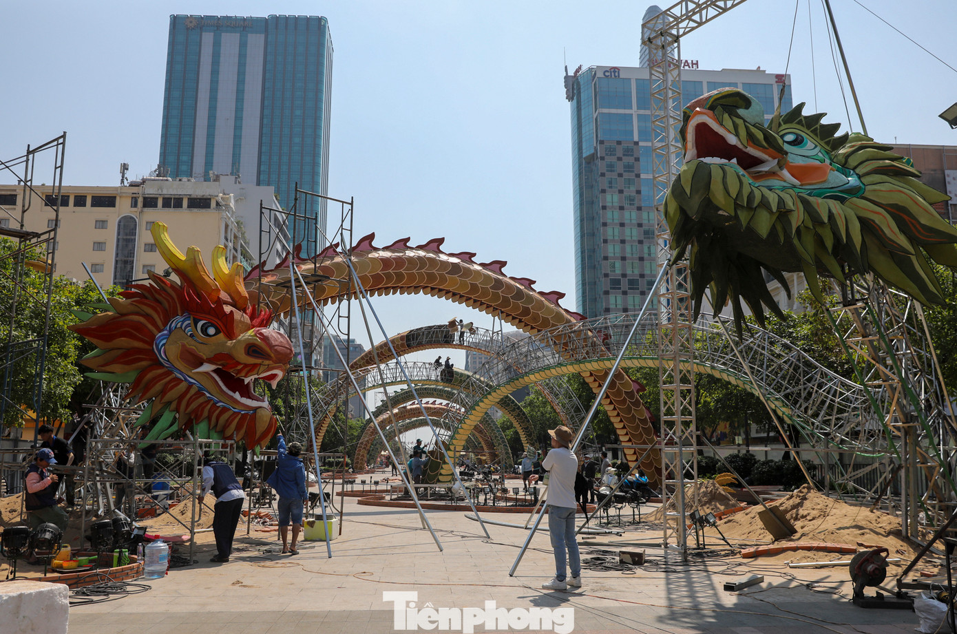 Với tên gọi &quot;lưỡng long triều liên&quot; (đôi rồng chầu sen), đại cảnh cổng mở gồm hai linh vật rồng, mỗi linh vật có 5 đoạn thân rồng uốn lượn dọc hai bên đường hoa, với độ dài hơn 100 m và kích thước vòng đầu hơn 2 m.