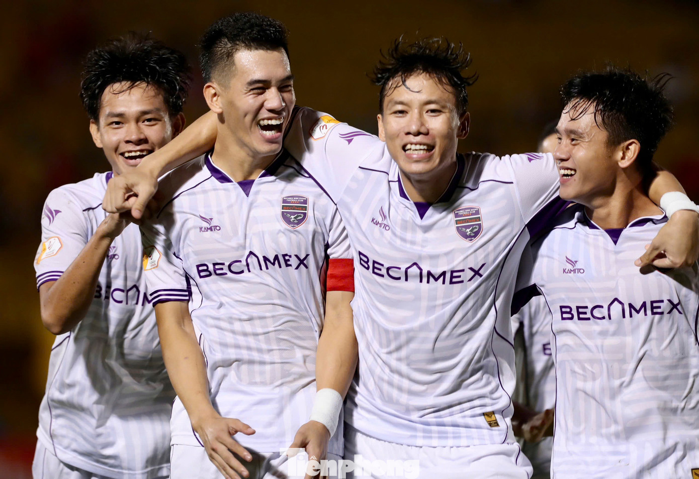 Trong vòng cấm nên Tiến Linh đã không bỏ lỡ cơ hội từ chấm 11m để đưa đội nhà dẫn điểm. Trong vòng cấm nên Tiến Linh đã không bỏ lỡ cơ hội từ chấm 11m để đưa đội nhà dẫn điểm.