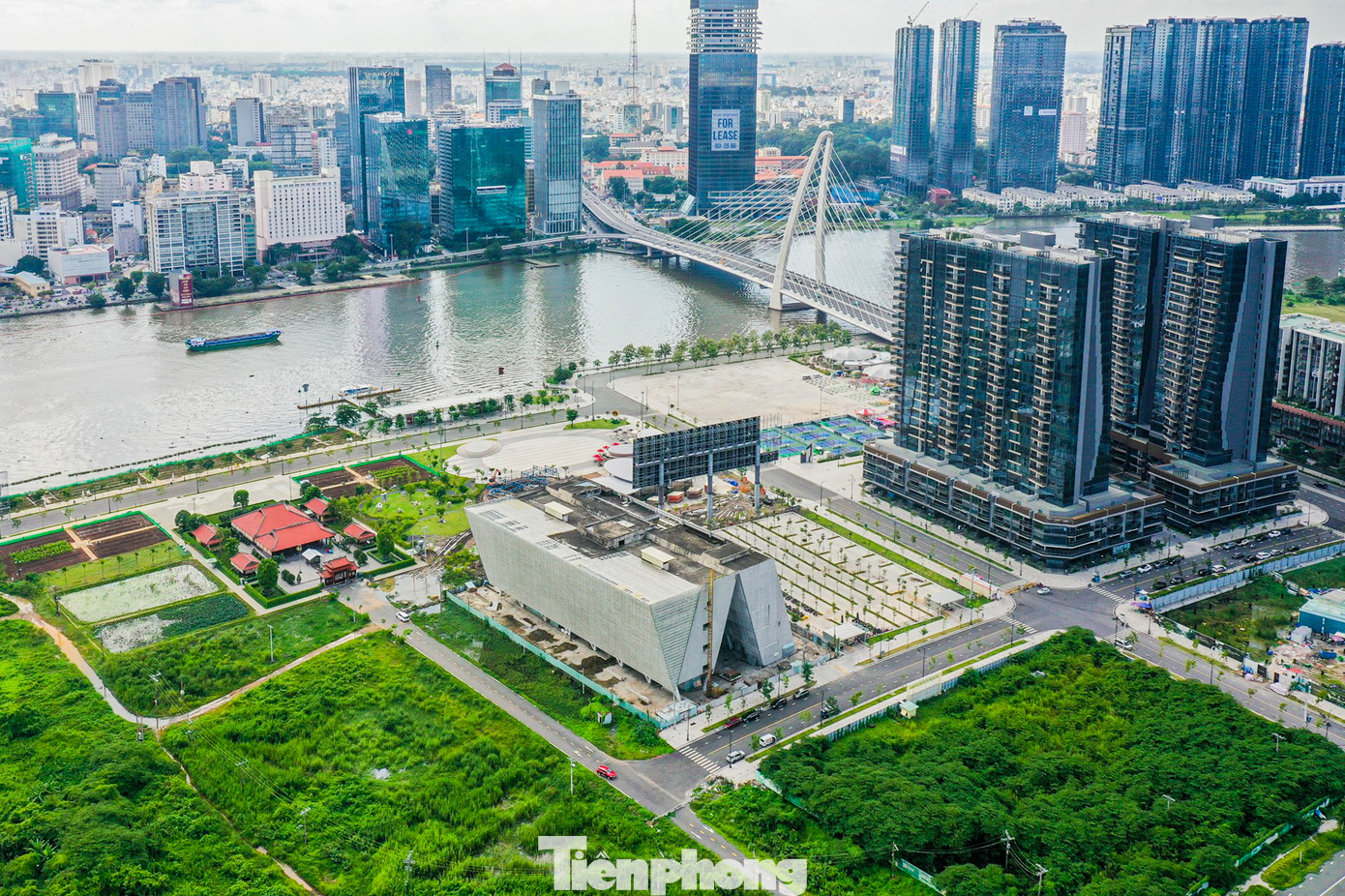 Dự án Trung tâm triển lãm quy hoạch TPHCM rộng 18.000m2, nằm giữa tuyến đường ven sông Sài Gòn và đại lộ Vòng Cung.