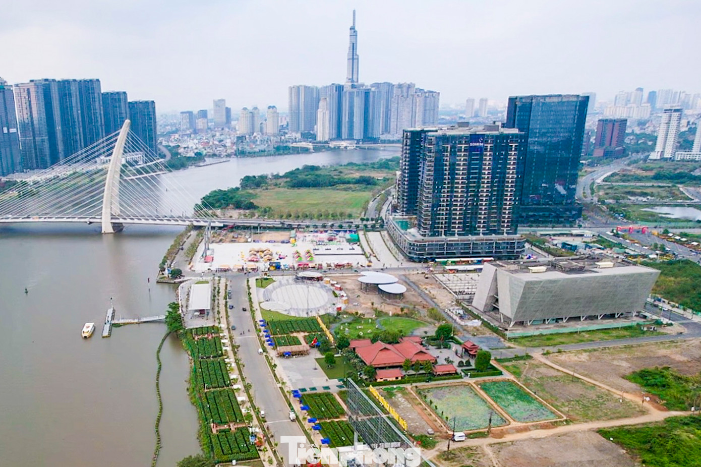 Một loạt dự án văn hóa, thể thao ở TPHCM vẫn nằm trên giấy sau nhiều năm quy hoạch. Trong ảnh là dự án Nhà hát Giao hưởng, nhạc và vũ kịch ở Khu đô thị mới Thủ Thiêm (TP Thủ Đức) có quy mô 1.700 chỗ ngồi, bên hông cầu Ba Son, rộng 10.030m2 và công viên cây xanh xung quanh rộng hơn 10.000m2. Dự án này đã được thông qua chủ trương đầu tư với tổng vốn 1.988 tỷ đồng theo hình thức đầu tư công.