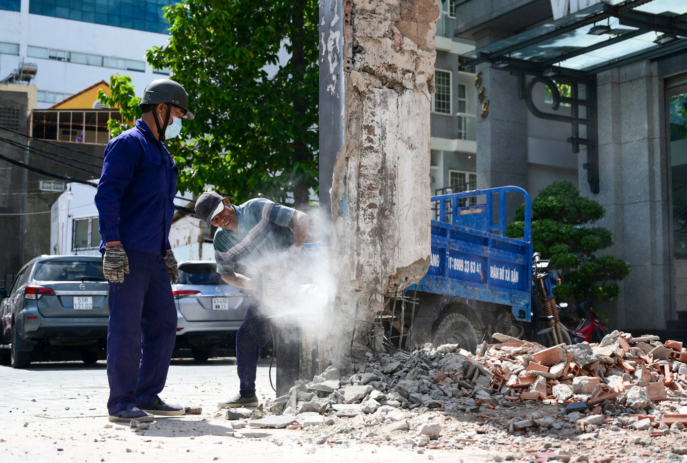 Nhiều công nhân, phương tiện máy móc tập trung tháo dỡ, không khí khẩn trương để trả mặt bằng cho metro số 2.