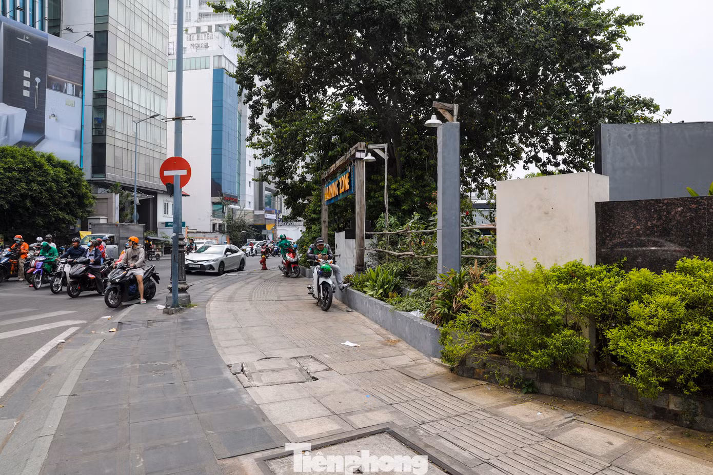 Trước đó, C03 đã khởi tố, bắt tạm giam ông Nguyễn Thiện Toàn, nguyên Tổng Giám đốc, phụ trách HĐTV Tổng Công ty Chè Việt Nam về tội “Vi phạm quy định về quản lý, sử dụng tài sản Nhà nước gây thất thoát lãng phí”. Kết quả điều tra ban đầu của C03 cáo buộc ba ông Nguyễn Thiện Toàn, Đặng Ngọc Cầm và Nguyễn Quốc Khánh đã ký nghị quyết của HĐTV Tổng Công ty Chè Việt Nam để thống nhất góp vốn và thoái vốn là quyền sử dụng khu đất 225 Nam Kỳ Khởi Nghĩa, quận 3, TP HCM.