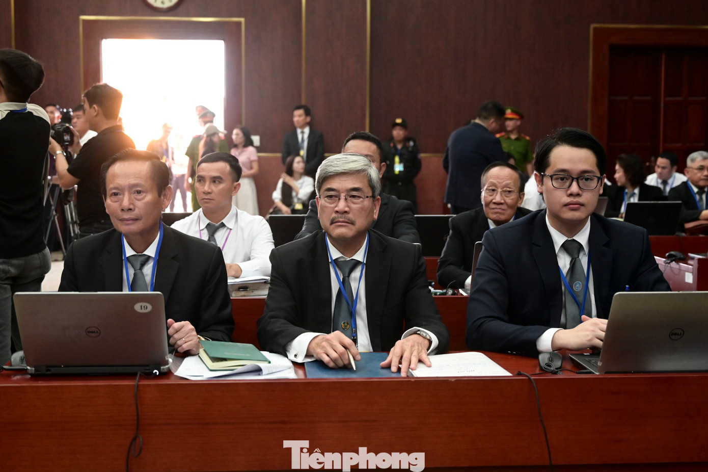 Phiên tòa có hơn 100 luật sư bào chữa cho các bị cáo, người có quyền lợi và nghĩa vụ liên quan. Trong đó, bị cáo Trương Mỹ Lan có 5 luật sư bào chữa.