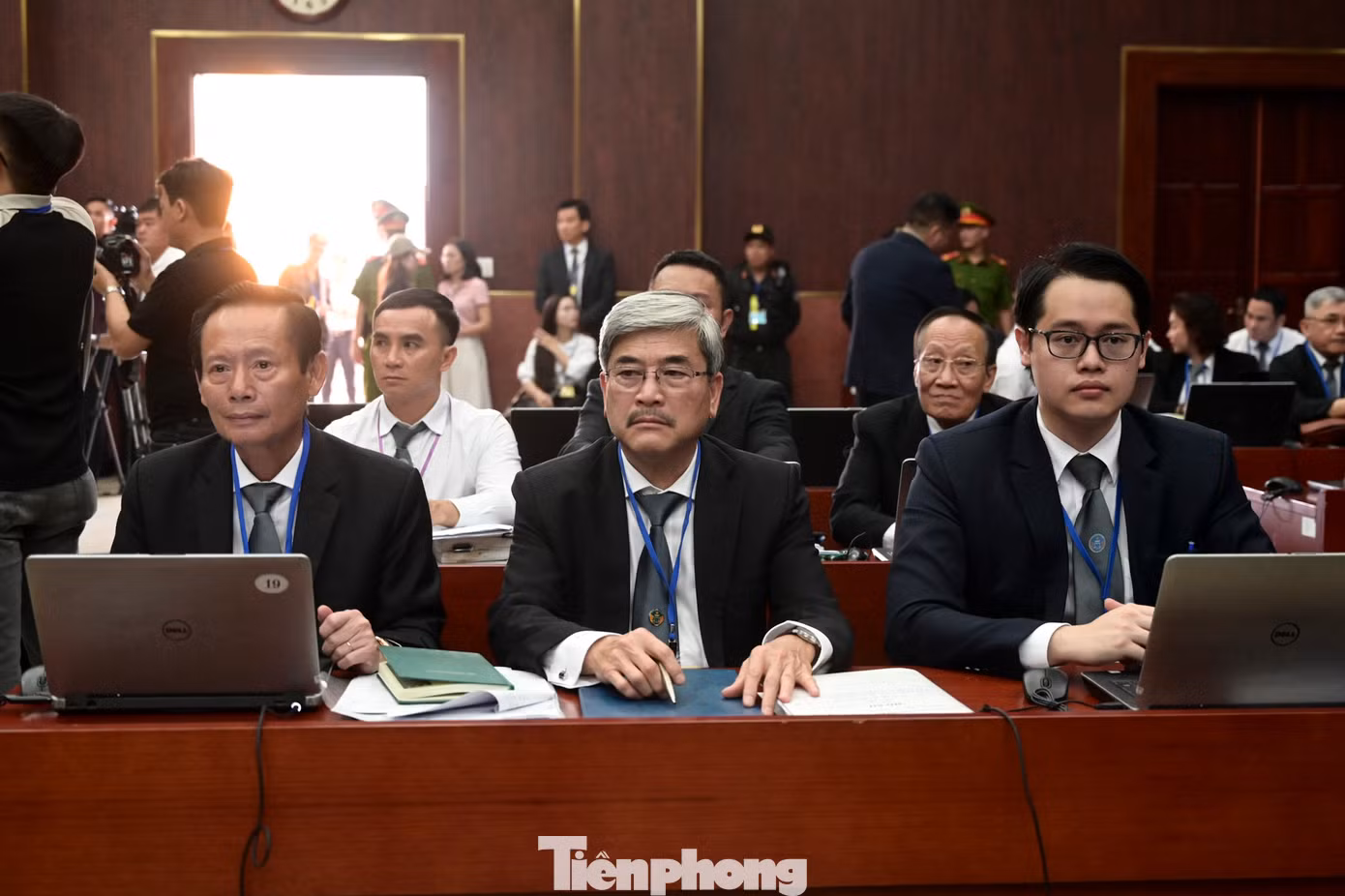 Phiên tòa có hơn 100 luật sư bào chữa cho các bị cáo, người có quyền lợi và nghĩa vụ liên quan. Trong đó, bị cáo Trương Mỹ Lan có 5 luật sư bào chữa.