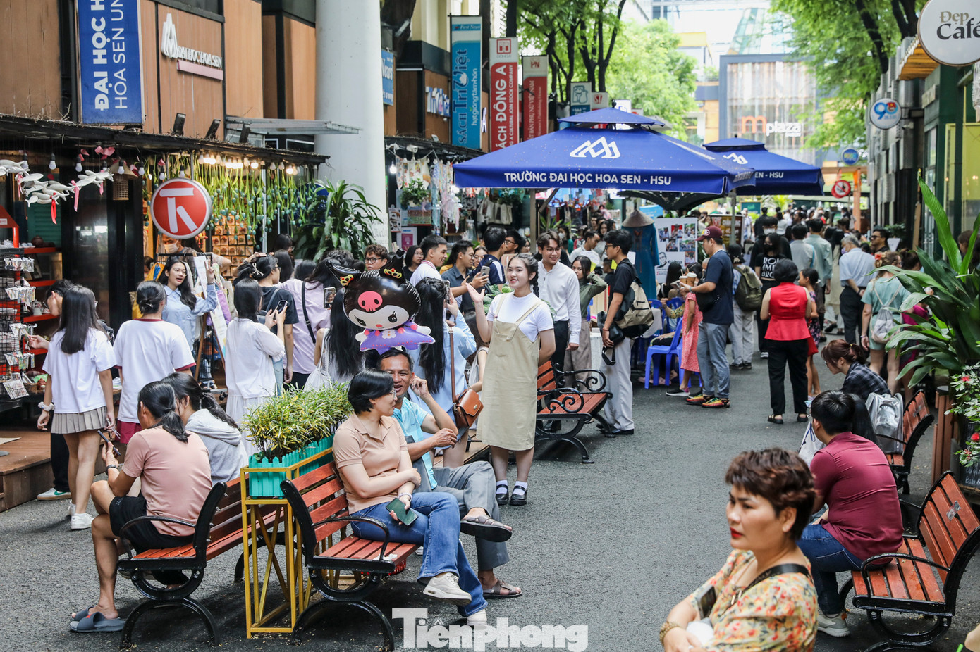 Đường sách Nguyễn Văn Bình đông đúc khách tham quan trong kỳ nghỉ lễ. Đường sách Nguyễn Văn Bình đông đúc khách tham quan trong kỳ nghỉ lễ.