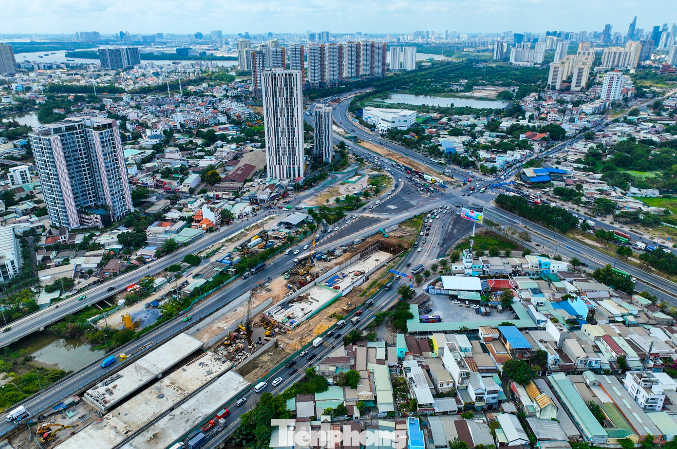 Đại diện Ban Quản lý đầu tư xây dựng các công trình giao thông TPHCM cho biết, hiện dự án đang triển khai thi công 4 gói thầu chính là cầu Bà Dạt, cầu Giồng Ông Tố và 2 hầm trên đường Mai Chí Thọ. Công trình dự kiến hoàn thành dịp 30/4/2025.