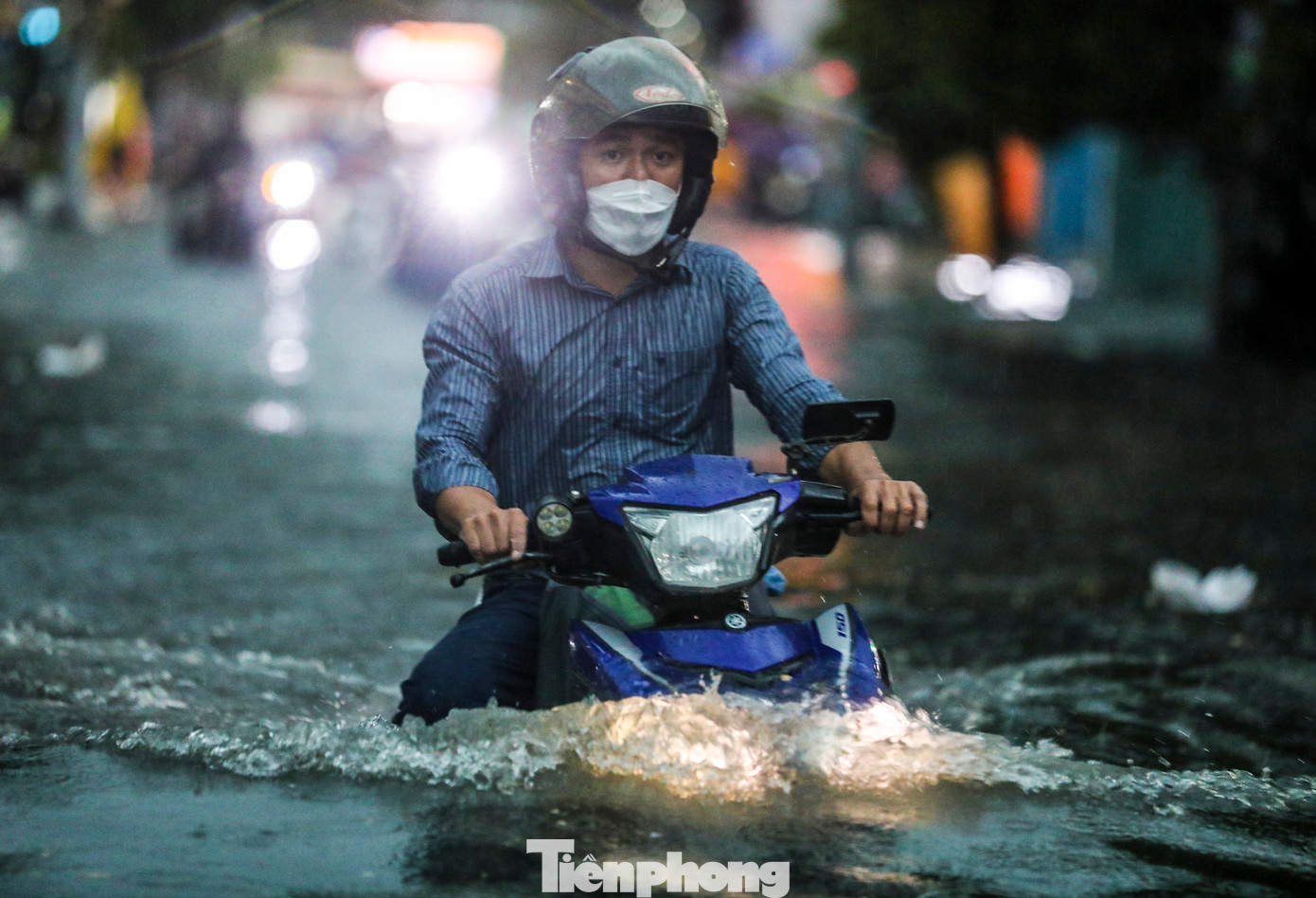 Mưa lớn khiến đoạn đường bị ngập qua cả yên xe máy.