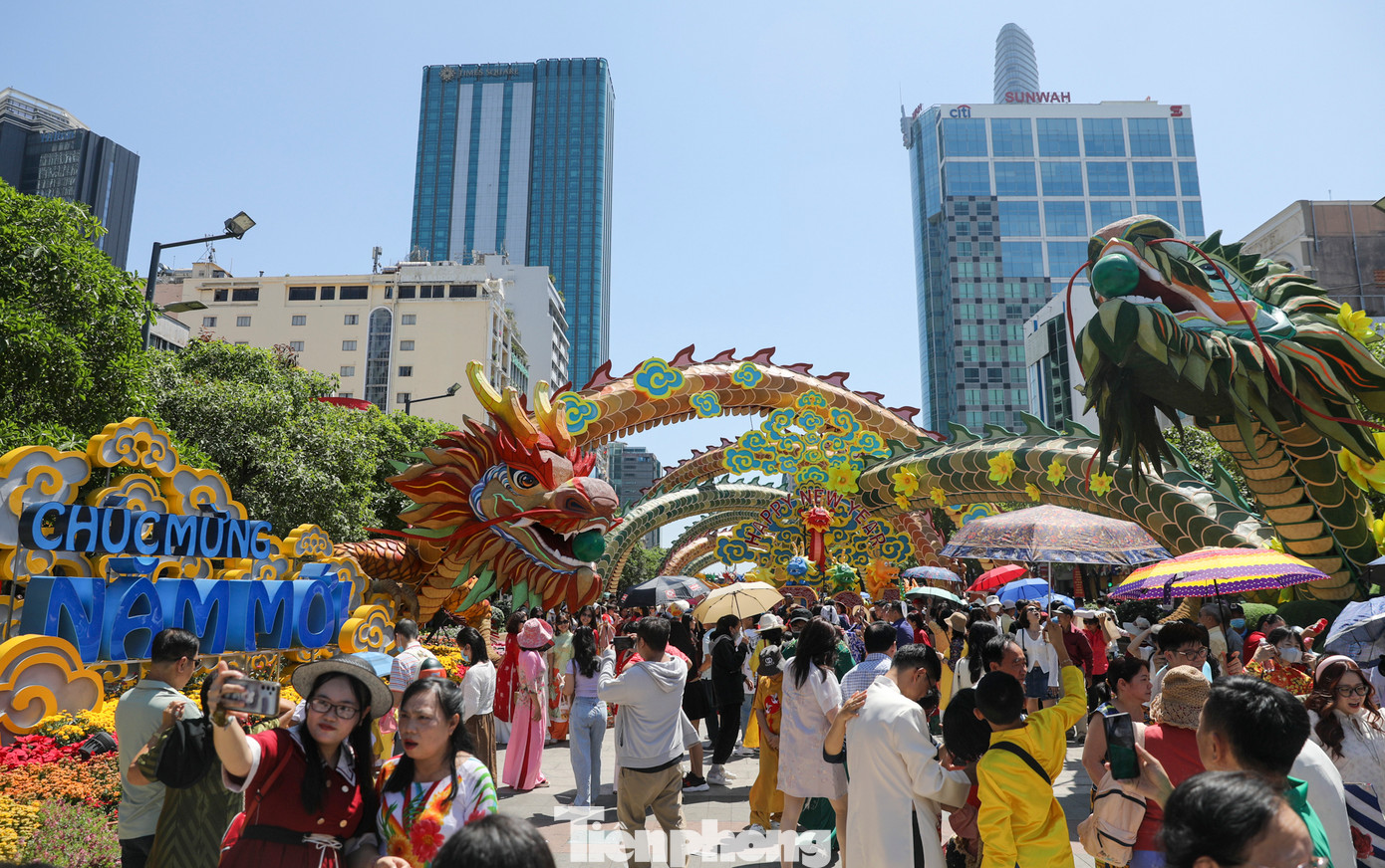 Đường hoa Nguyễn Huệ Tết Giáp Thìn 2024 là điểm nhấn trong không gian văn hóa tết, thu hút đông đảo người dân và du khách trong nước, quốc tế đến tham quan, thưởng ngoạn.