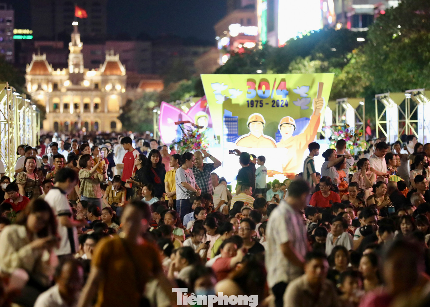 Từ 18h chiều 30/4, thời tiết TPHCM vẫn oi nóng nhưng người dân liên tục dồn về khu vực trung tâm thành phố để vui chơi lễ.