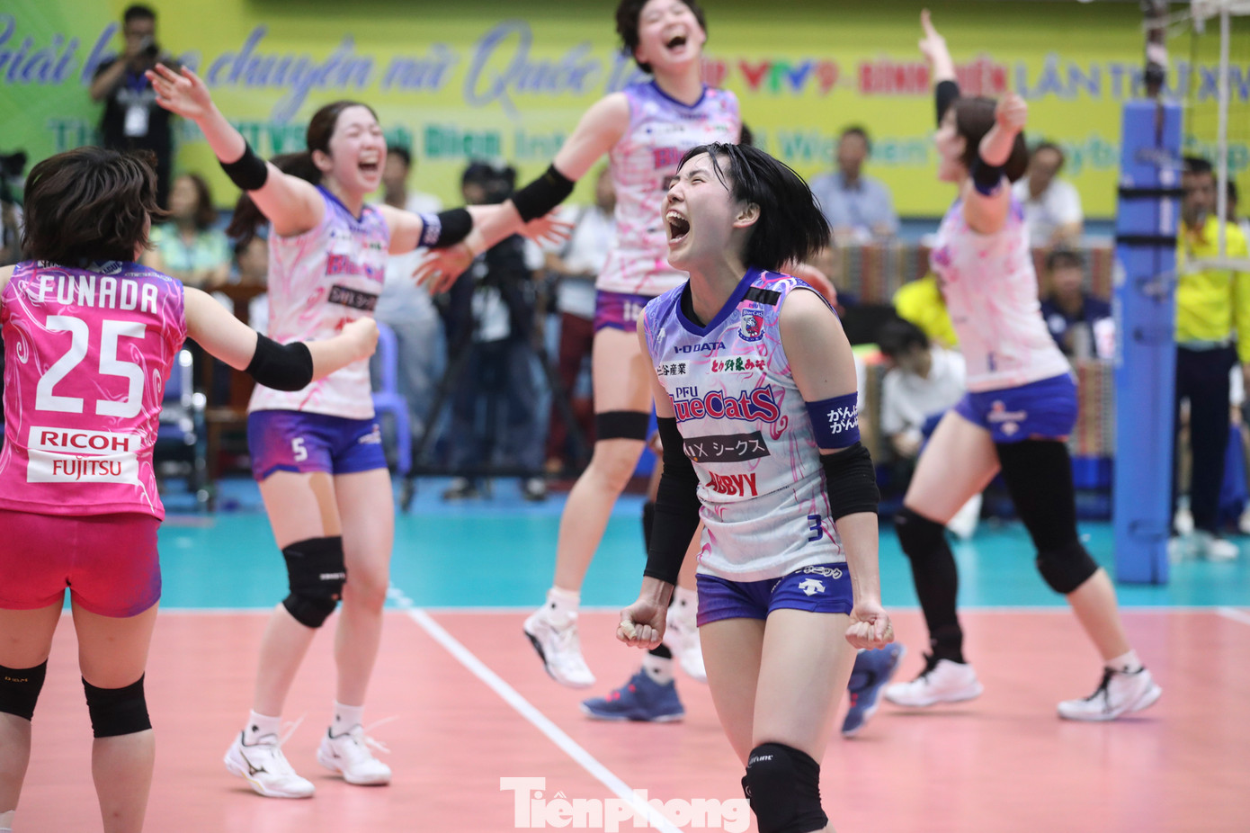 PFU Blue Cats càng chơi càng hay với sự xuất sắc của tay đập Valdes đã thắng liên tiếp 2 ván còn lại với điểm số lần lượt là 25/18, 25/22, hoàn tất cú lội ngược dòng giành chiến thắng 3-1 và lên ngôi vô địch.