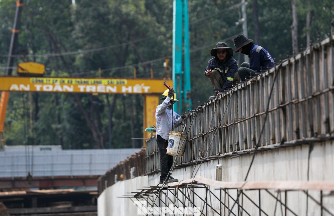 Cũng theo ông Dũng, hiện nay Sở GTVT TPHCM, chủ đầu tư, nhà thầu thi công, cảnh sát giao thông, địa phương... đã lên kế hoạch phối hợp phân luồng, bố trí lực lượng túc trực điều tiết giao thông, đèn chiếu sáng, biển báo chỉ dẫn...để hạn chế tình trạng ùn tắc giao thông trong quá trình thi công hầm kín.