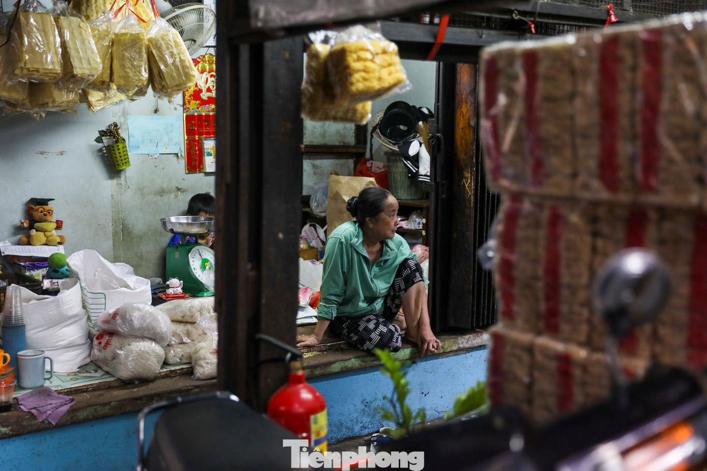 Các ô chợ thông nhau với các lối đi (hẻm) chỉ rộng khoảng 1m. Các nhà sạp nhỏ hẹp, quy mô từ 1-3 tầng, để buôn bán cũng là nơi sinh sống của người dân.