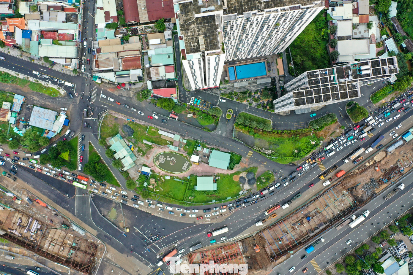 Theo ghi nhận của Tiền Phong, hàng loạt phương tiện nhích từng chút một trên đường Mai Chí Thọ để vào cao tốc TPHCM - Long Thành - Dầu Giây.