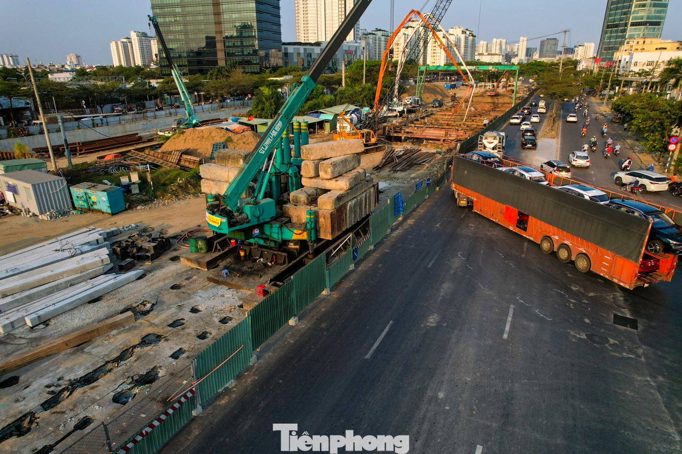 Việc rào chắn là bắt buộc và phải triển khai để hoàn thành công trình. Tuy nhiên, việc rào một ngã tư với mật độ giao thông rất lớn như Nguyễn Văn Linh - Nguyễn Hữu Thọ chắc chắn sẽ ảnh hưởng việc đi lại của người dân.