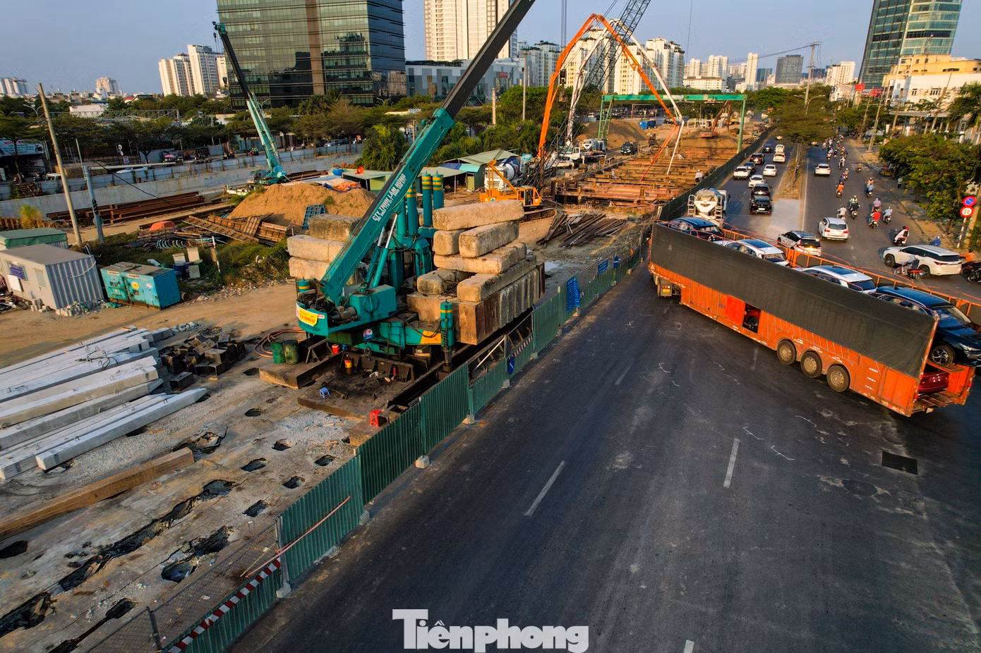 Việc rào chắn là bắt buộc và phải triển khai để hoàn thành công trình. Tuy nhiên, việc rào một ngã tư với mật độ giao thông rất lớn như Nguyễn Văn Linh - Nguyễn Hữu Thọ chắc chắn sẽ ảnh hưởng việc đi lại của người dân. Việc rào chắn là bắt buộc và phải triển khai để hoàn thành công trình. Tuy nhiên, việc rào một ngã tư với mật độ giao thông rất lớn như Nguyễn Văn Linh - Nguyễn Hữu Thọ chắc chắn sẽ ảnh hưởng việc đi lại của người dân.
