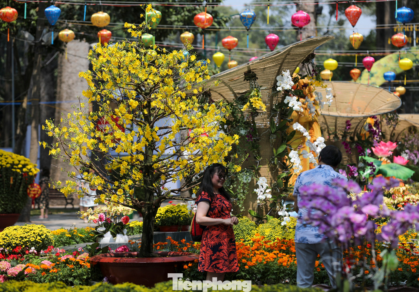 Thiết kế năm nay, cổng chính trên đường Trương Định trang trí bằng hình ảnh lưỡng long trên nền hoa rực rỡ tượng trưng cho sự phồn vinh viên mãn.