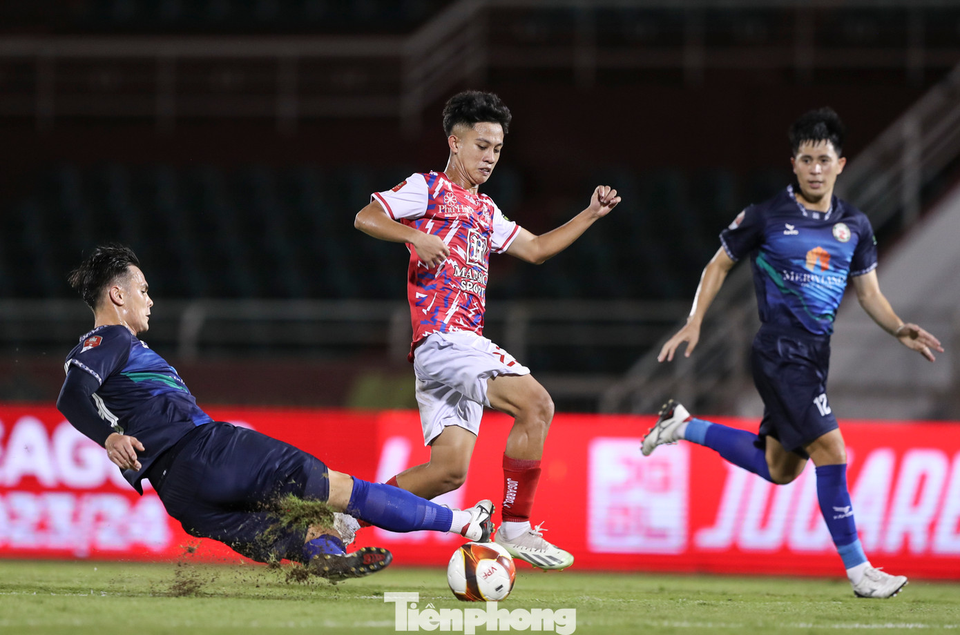 Sau khi phải nhận bàn thua, CLB TPHCM như bừng tỉnh và bắt đầu thay đổi chiến thuật hợp lý hơn để tìm kiếm bàn gỡ hoà. Sau khi phải nhận bàn thua, CLB TPHCM như bừng tỉnh và bắt đầu thay đổi chiến thuật hợp lý hơn để tìm kiếm bàn gỡ hoà.