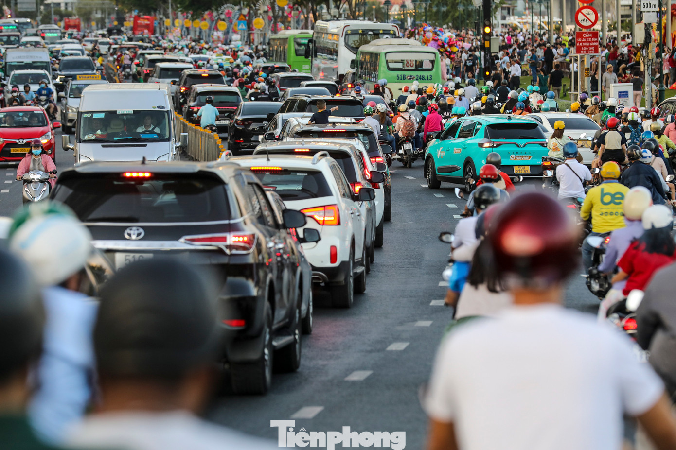 Xe hơi xếp hàng dài từ cầu Khánh Hội hướng quận 4 về quận 1.