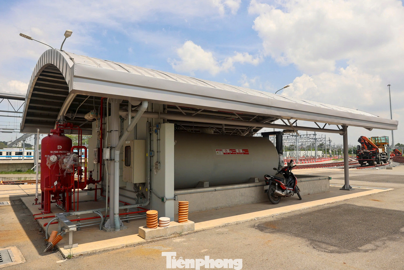 Gần nhà xưởng là khu rửa tàu hiện đã hoàn thiện đường ray, bộ khung, đường dẫn nước, hệ thống vệ sinh, đèn tín hiệu.