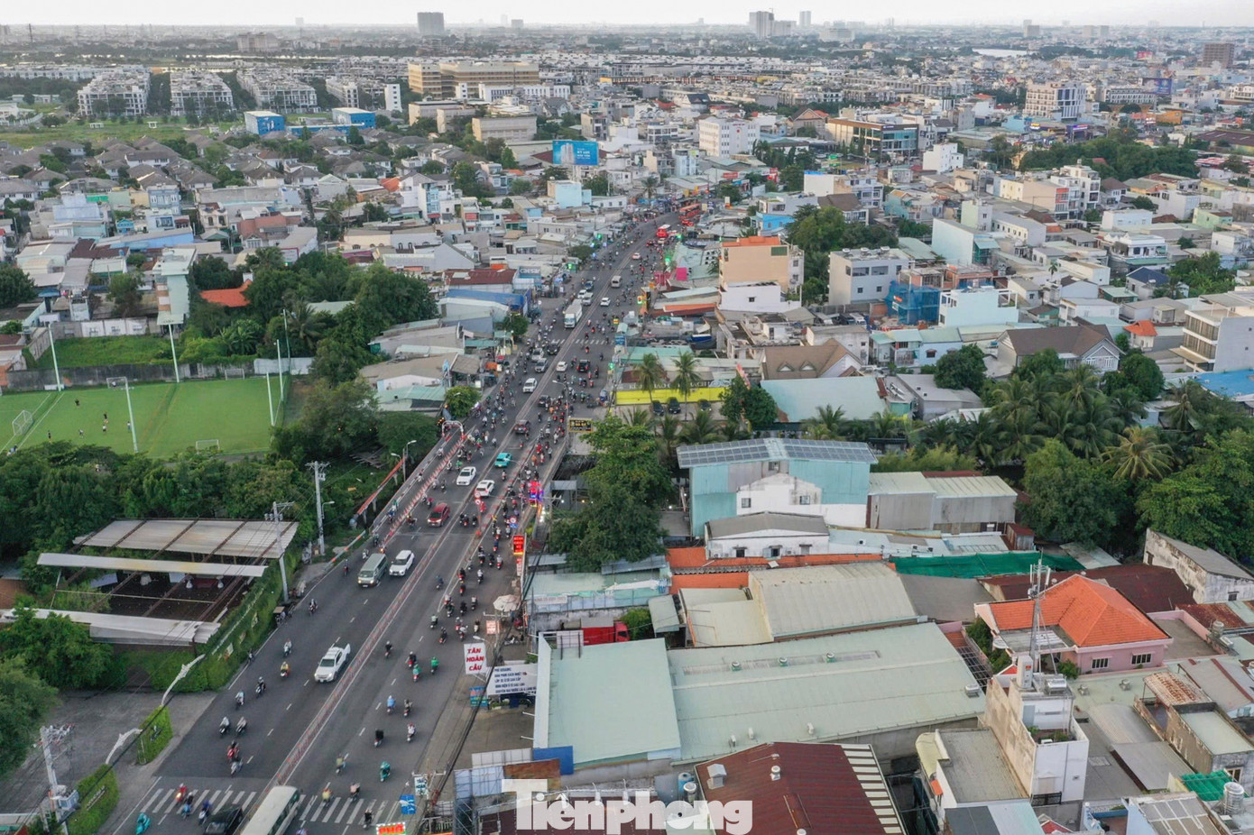 Sở GTVT TPHCM cũng đề xuất nâng cấp, mở rộng đường Xô Viết Nghệ Tĩnh và Đinh Bộ Lĩnh (quận Bình Thạnh) với tổng vốn gần 10.000 tỷ đồng để đồng bộ với dự án mở rộng quốc lộ 13.
