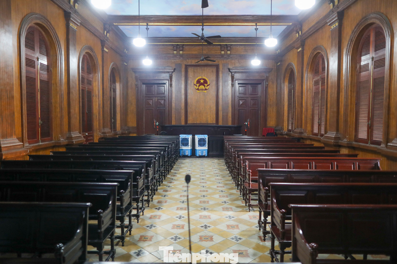 TAND TPHCM liên thông 2 phòng xử lớn nhất để xét xử vụ án này. Bên trong phòng xử B1 bố trí chỗ ngồi cho hội đồng xét xử, đại diện Viện kiểm sát, các bị cáo, luật sư và người có quyền lợi, nghĩa vụ liên quan.
