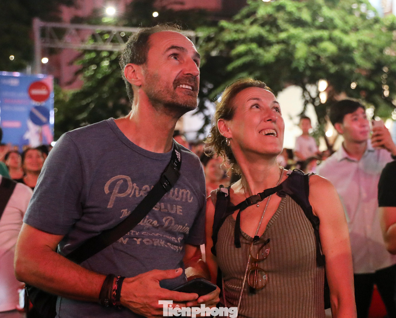 Nhiều du khách nước ngoài thích thú trước màn pháo hoa rực rỡ trong ngày Quốc Khánh Việt Nam.