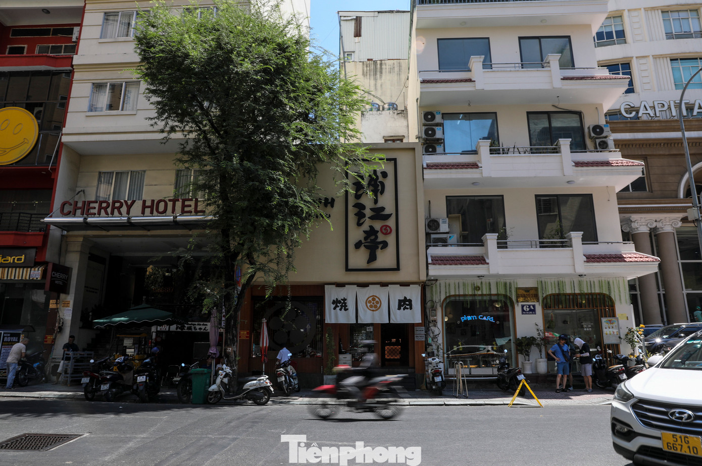 Trên tuyến đường chưa đầy 2 km này tập trung hàng trăm cơ sở lưu trú, dịch vụ kinh doanh ăn uống, spa...